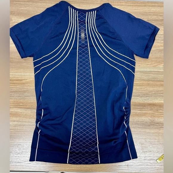 Athleta Finish Fast Line Tee in Navy/White - SIZE M - Picture 5 of 6